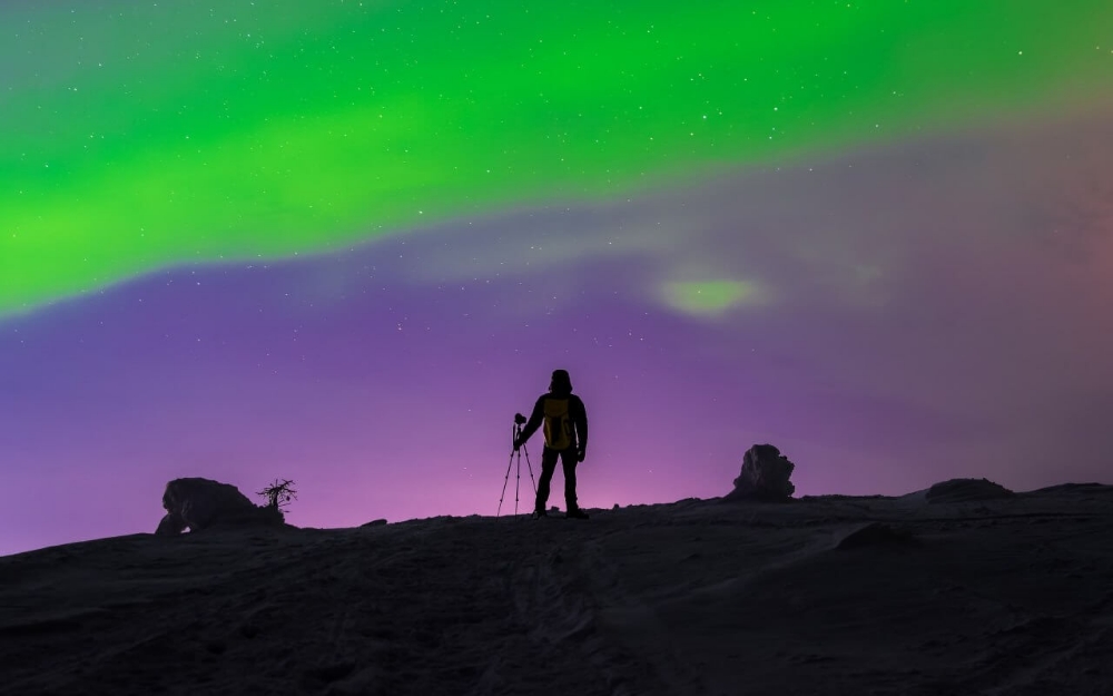 chelovek-i-severnoe-siyanie-peizazh